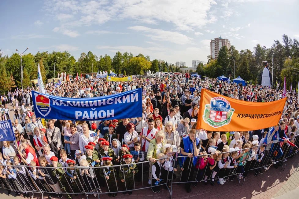 Десять тысяч улыбок, грандиозный марш и новые профессии — как прошёл «Парад первоклассников»